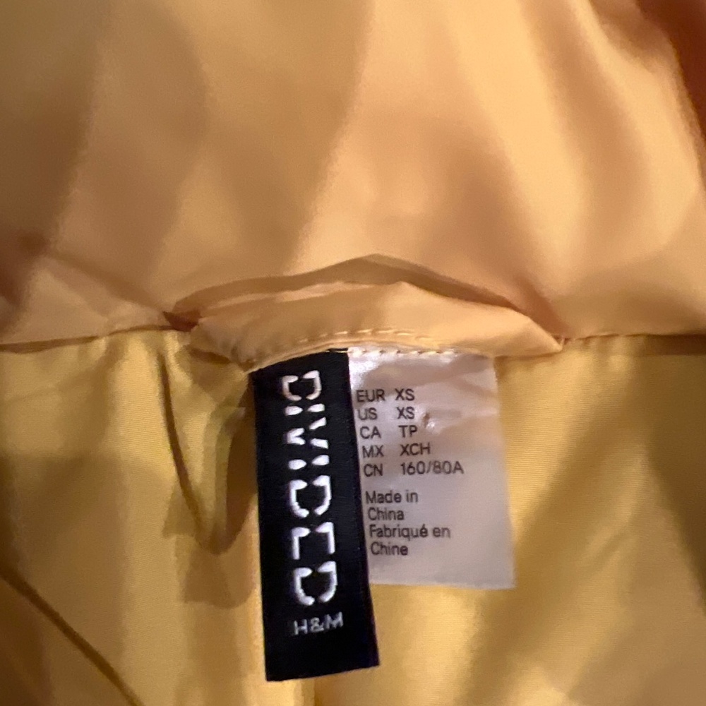 Super Cute Cropped Puffer Vest!! - Picture 3 of 3